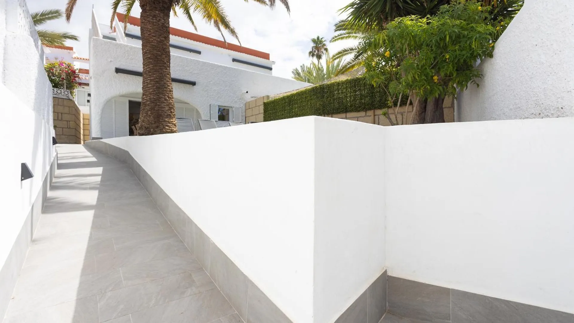 Апартаменты Villa Urbania Holiday Home By Sunkeyrents Плая-де-лас-Америкас